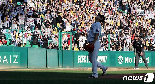 25일 오후 인천시 미추홀구 SSG 랜더스필드에서 열린 프로야구 '2022 신한은행 SOL KBO리그' LG트윈스와 SSG 랜더스의 경기 9회초 2사 만루 상황에서 SGG 투수 노경은이 밀어내기 볼넷을 허용하고 있다 2022.9.25/뉴스1 ⓒ News1 장수영 기자