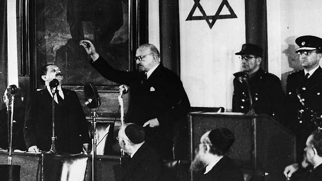이스라엘 국기를 배경으로 서서 대통령 취임 선서를 하고 있는 차임 바이츠만. 그는 건국 이듬해인 1949년 의회에서 초대 대통령으로 선출됐으며 취임 3년 뒤 세상을 떠났다. /게티이미지코리아