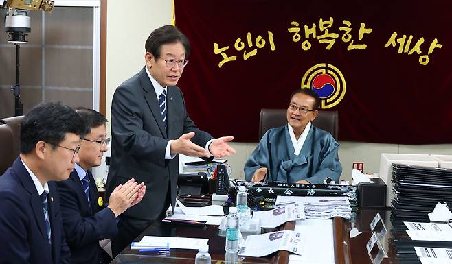 더불어민주당 이재명 대표가 4일 서울 용산구 대한노인회 중앙회를 방문, 김호일 대한노인회장 등 임원진들과 노인복지 문제 등에 대한 간담회를 하고 있다. /연합뉴스