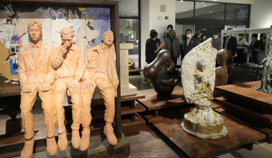 대전시립미술관 열린수장고가 4일 개관한 가운데 지역 예술가들을 비롯한 참석자들이 전시관을 둘러보고 있다.