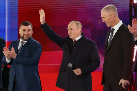 블라디미르 푸틴 러시아 대통령이 지난달 30일 고가의 재킷을 입고 연단에 올랐다. 뉴시스