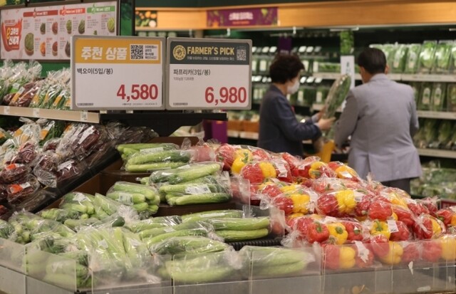 한 대형마트에서 소비자들이 상품을 고르고 있다. 연합뉴스