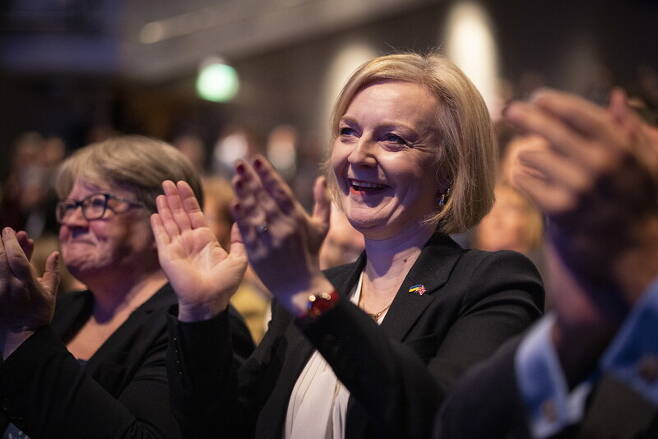 리즈 트러스 영국 총리가 3일 버밍엄에서 열린 보수당 연례 총회에서 쿼지 콰텡 재무부 장관 연설 뒤 박수를 치고 있다. EPA 연합뉴스