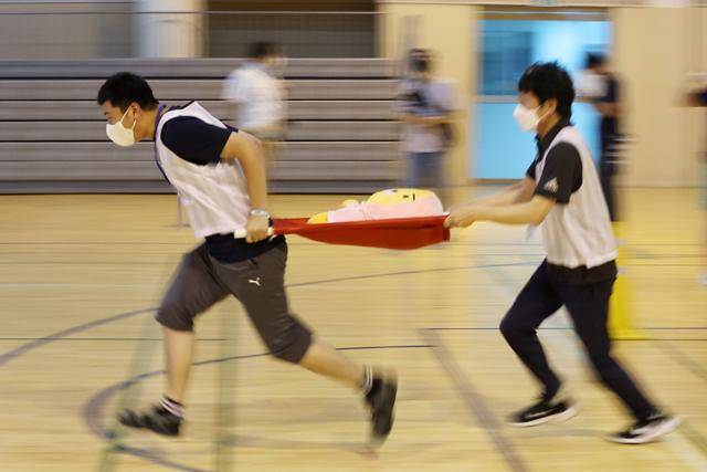 지난 8월 서울 서대문구 명지전문대학 실내체육관에서 발달장애인들의 건강과 삶의 질 향상을 위한 제15기 행복공감봉사활동의 일환으로 미니운동회가 열려 발달장애인 참가자와 봉사자가 협력해 프로그램을 즐기고 있다. 사진은 기사 내용과 관련 없음. 뉴스1