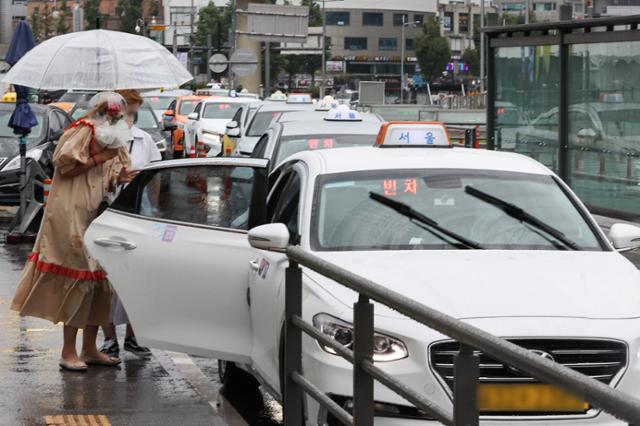 서울 중구 서울역 택시 승강장에서 택시를 타는 시민들.