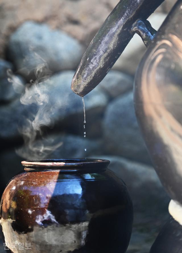 개평마을 '솔송주문화관'에서는 장작불을 때어 증류주를 내리는 모습을 볼 수 있다.