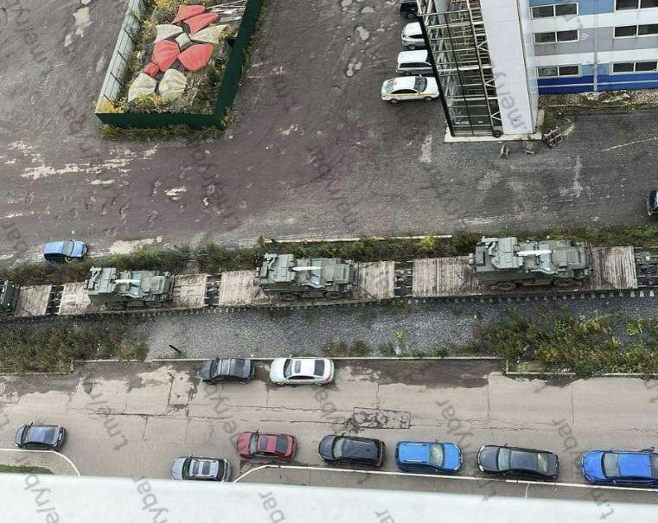 친러시아 성향의 텔레그램 채널 '리바르'가 지난 2일 올린 사진. 사진에는 러시아 국방부의 핵장비 전담 부서와 연관된 것으로 추측되는 군용 화물 열차가 우크라이나 국경 방향으로 이동하고 있다. 리바르 텔레그램 캡처