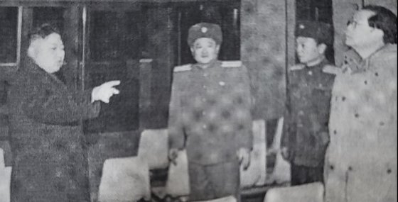 김정은 위원장이 2012년 2월 22일 인민보안부 산하 '경기용 총탄 공장'을 현지지도하던 중 턱을 치켜 세운 고모부 장성택을 향해 손가락질을 하고 있다. 장성택은 이듬해 12월 총살당했다. 사진 이윤걸 독점 입수