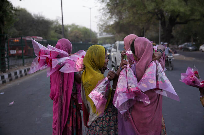 2019년 인도 뉴델리의 거리에서 소녀들이 꽃을 팔고 있다.