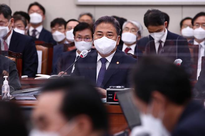 South Korean Foreign Minister Park Jin attends a parliamentary inspection session at the National Assembly on Tuesday. (Yonhap)