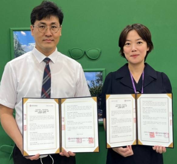 덕성여대 진로취업지원센터 장영수 센터장(왼쪽)과 강북청년창업마루 권혜진 센터장이 덕성여대-강북청년창업마루 협약식에서 기념촬영을 하고 있다. (사진=덕성여대)