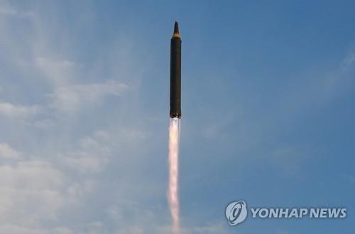 중장거리 탄도미사일 '화성-12형' / 조선중앙통신. 연합뉴스 자료사진