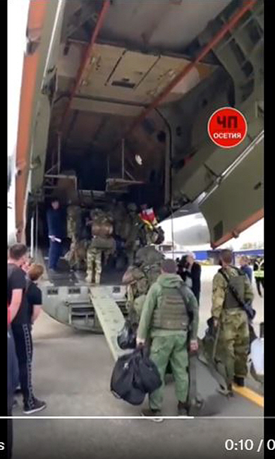 제각각 다른 군복과 개인 배낭을 들고 전장에 향하는 러시아 징집병들. 트위터 동영상 캡처