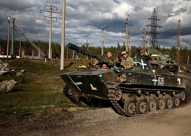 우크라이나군 병사들이 3일(현지시간) 우크라이나 동부 도네츠크주(州)에서 탱크를 타고 진격하고 있다. [로이터]