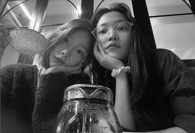 Group REDVelvet member Yeri has revealed a strong friendship with Taeyeon of group Girls Generation.Yeri posted a picture on SNS on October 3 with an article called Sister.The photo shows Yeri and Taeyeon, who spend a relaxing time with their heads in front of their heads.Yeri released a duet song Nap Fairy with singer Sam Kim on August 25.Nap Fairy, released as part of SM STATION (Station), is a country genre song with melodic car melodies and other phrases reminiscent of a fresh summer night.
