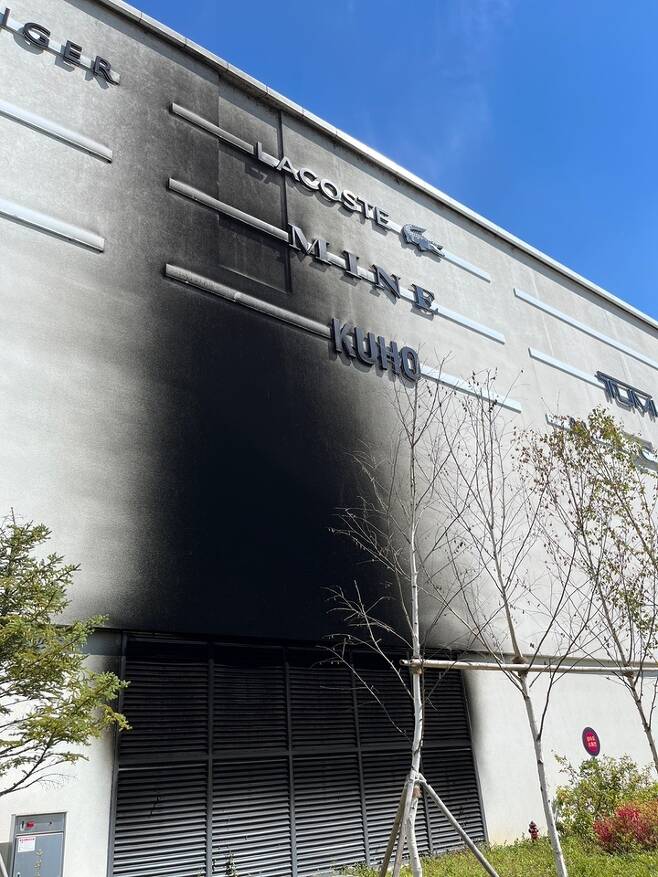 지난 26일 대전 유성구 현대 프리미엄 아웃렛 지하주차장에서 화재가 발생해 건물 외벽이 까맣게 그을렸다. *재판매 및 DB 금지