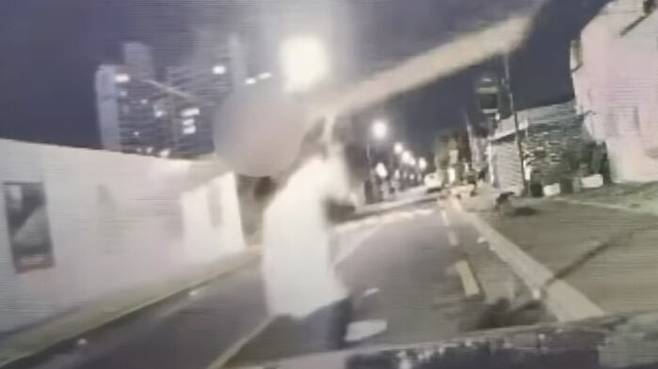 지난 8월 13일 경북 포항에서 일면식도 없는 차량 향해 '각목 테러'를 벌이는 가해자의 모습. (사진=유튜브 채널 '한문철 TV')