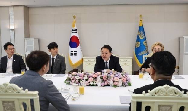 윤석열 대통령(뒷줄 왼쪽에서 세번째)이 4일 서울 용산 대통령실 청사에서 열린 '한·미 스타트업 서밋과 K-브랜드 엑스포 참여 중소벤처기업 오찬 간담회'에서 발언을 하고 있다. 대통령실 제공