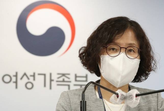 조민경 여성가족부 대변인이 4일 서울 종로구 정부서울청사에서 열린 정례브리핑에서 여성가족부 폐지하는 대신 보건복지부 내에 차관급 여성가족본부를 신설하는 방안 등에 대한 현안 관련 질문에 답하고 있다. 뉴시스