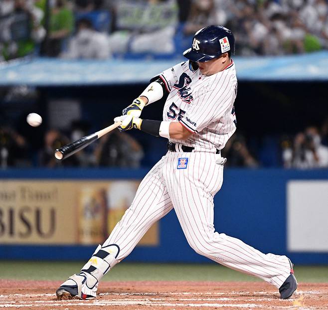 무라카미 무네타카가 지난 3일 일본 도쿄 메이지진구구장에서 열린 요코하마와의 정규시즌 최종전에서 7회말 시즌 56호 홈런을 날리고 있다. 도쿄 | AFP연합뉴스