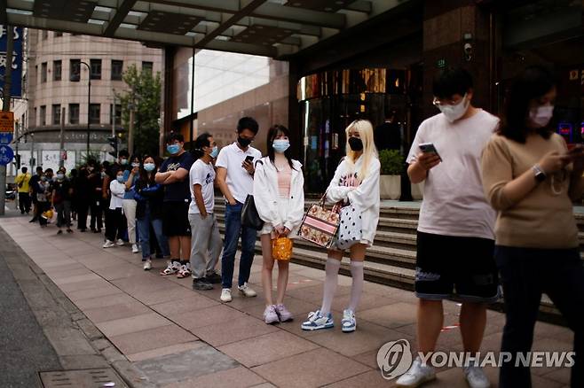 (로이터=연합뉴스) 지난달 21일 중국 상하이의 코로나19 검사 대기줄. 2022.10.4.