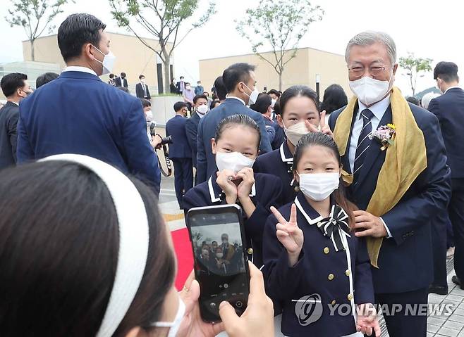 문재인 전 대통령과 기념 촬영 (김해=연합뉴스) 김동민 기자 = 문재인 전 대통령이 지난 1일 오전 경남 김해시 진영읍 봉하마을에서 열린 '깨어있는 시민 문화체험 전시관' 개관식 종료 후 학생과 기념 촬영하고 있다. 2022.9.1 image@yna.co.kr