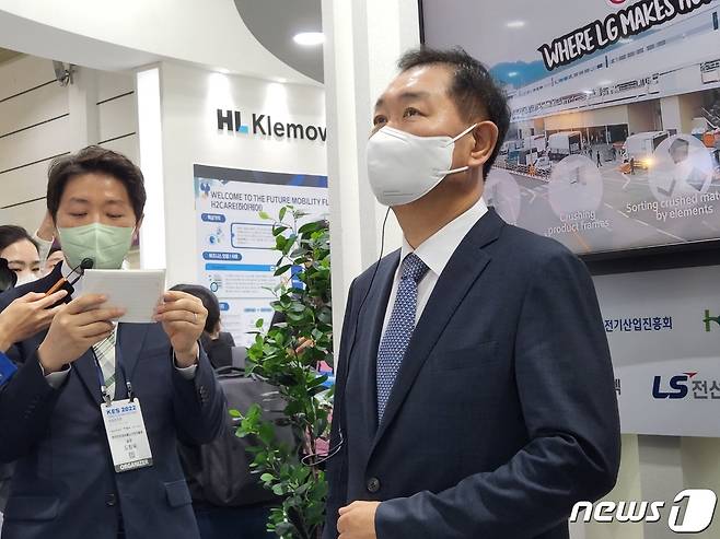 한종희 삼성전자 DX부문장(부회장)이 5일 서울 강남구 코엑스에서 열린 국내 최대 전자전시회 KES 2022에 참석해 부스투어를 하고 있다.