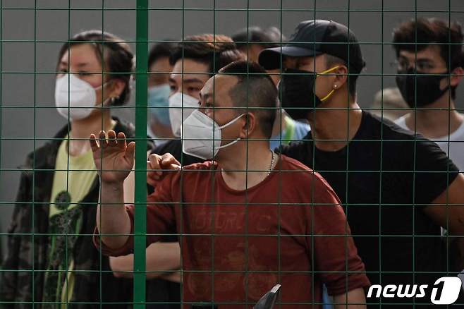 6일 (현지시간) 코로나19 봉쇄 조치가 해제된 중국 상하이의 일부 주거지역에서 감염자 발생으로 다시 봉쇄된 지역의 펜스 뒤에서 주민들이 분노를 터트리고 있다. ⓒ AFP=뉴스1 ⓒ News1 우동명 기자