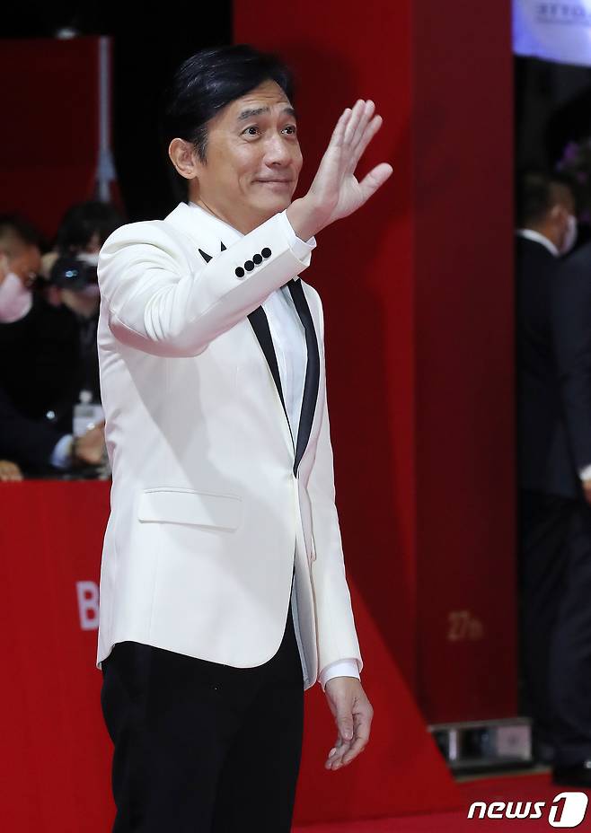 배우 양조위가 5일 오후 부산광역시 우동 영화의 전당에서 열린 '제27회 부산국제영화제(BIFF)' 개막식 레드카펫 행사에 참석하고 있다. 2022.10.5/뉴스1 ⓒ News1 김진환 기자