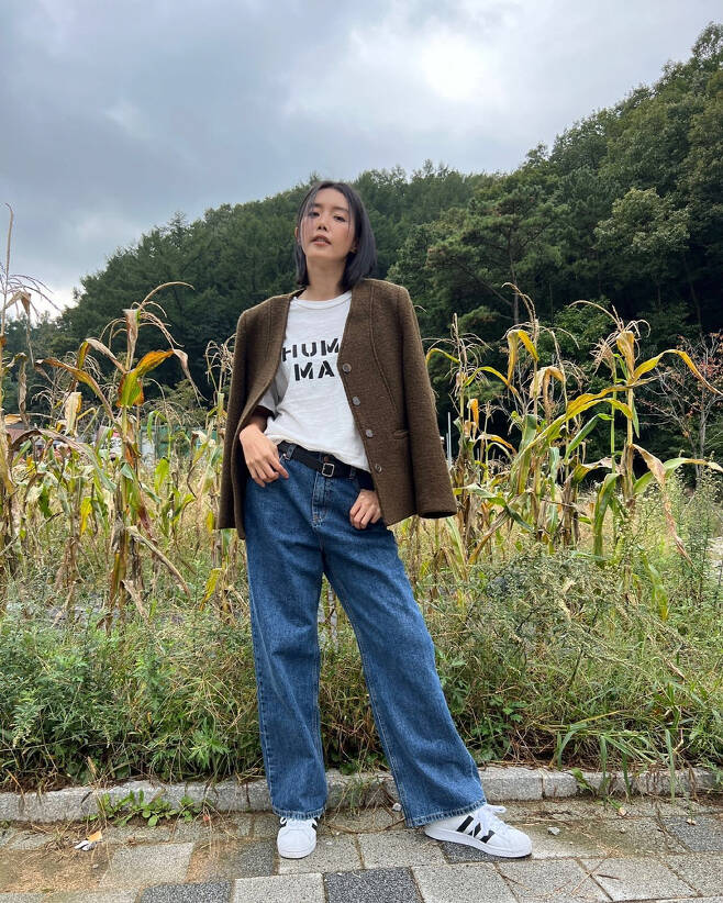 Actor Chae Jung-an showed off his autumn vibe.Chae Jung-an left a message on her instagram saying Autumn on the 5th.In the photo, Chae Jung-an is wearing a white T-shirt, jeans, and a brown jacket, which attracts attention with a coordination that feels the autumn atmosphere.Netizens are also admiring the proposal that creates a natural and luxurious atmosphere.Born in 1977, Chae Jung-an, 46 years old based on Korean age, recently participated in the MBC What do you do when you play? WSG Wannabe project.