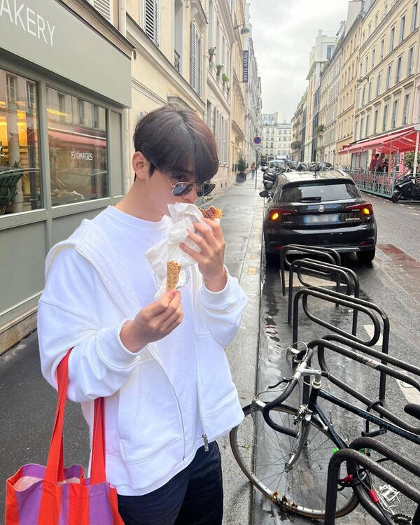 Group Astro member and actor Cha Eun-woo showed off street food in Paris.Cha Eun-woo released a photo of a street in Paris, France, with a short Parisien2 on his instagram on the 5th.In the photo, Cha Eun-woo is casual in a T-shirt, hooded up, and ample fit pants.He showed off his snack food while walking the streets wearing sunglasses.He pulled his eyes out of his sunglasses and boasted a cute charm.Meanwhile, Cha Eun-woo appears in the new drama Lovely Today.