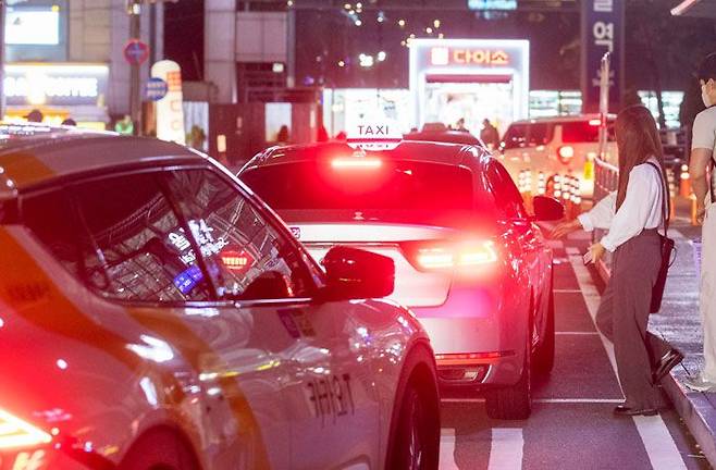 4일 오후 서울 중구 서울역 택시 승강장에서 한 시민이 택시를 타고 있다. /김지호 기자