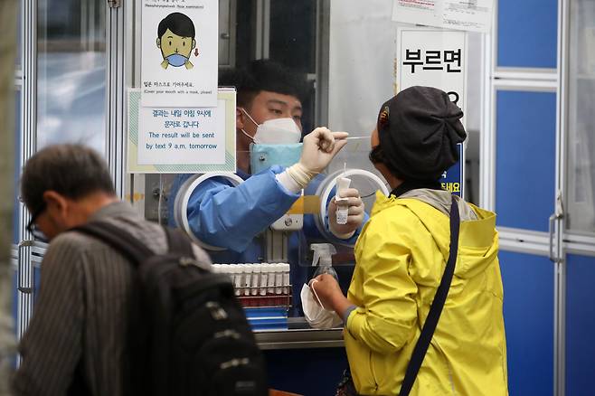 서울 송파구 보건소에 마련된 코로나 바이러스 감염증 선별진료소에서 시민들이 검사를 받고 있다. /뉴스1
