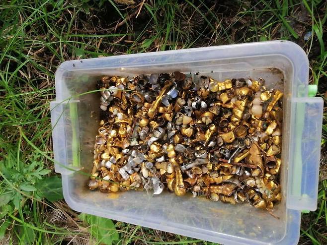 러시아군이 우크라이나 하르키우에서 사용한 것으로 추정되는 고문실에서 나온 플라스틱 통. 포로를 고문하며 빼낸 것으로 보이는 금니가 가득 담겨있다. /페이스북