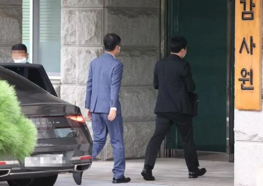 On the morning of October 4, Choe Jae-hae, chairman of the Board of Audit and Inspection (BAI), heads to work in the BAI building in Jongno-gu, Seoul, while the confrontation between the ruling and opposition parties intensify over the BAI’s notice requesting written answers from former President Moon Jae-in in connection to the death of a civil servant in the Yellow Sea. Yonhap News