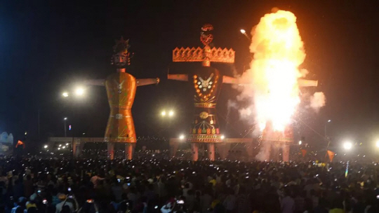 두세라 축제에서 악의 상징 조형물을 불태우는 의식이 치러지고 있다. 게티이미지