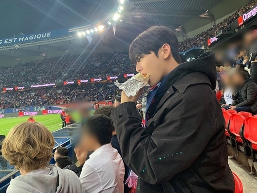 Actor Cha Eun-woo (real name Lee Dong-min and 25) revealed his current status in Paris.Cha Eun-woo posted photos and videos on Instagram on the 5th, with only emoticons such as soccer balls and flames.Photos taken at the football field, Cha Eun-woo in the stands is making a cute face as she snacks: France League 1 Paris Saint-Germain FC Stadium.Cha Eun-woo also revealed a special fan-shy with Paris Saint-Germain muffler around his neck.Paris Saint-Germain is a prestigious team with soccer stars such as Lionel Province of Messina (35), Neymar (30) and Killian Mbappe (23).Cha Eun-woo also released a video of the moment where Providence of Messina scored.Cha Eun-woo is visiting France Paris for a schedule attendance.