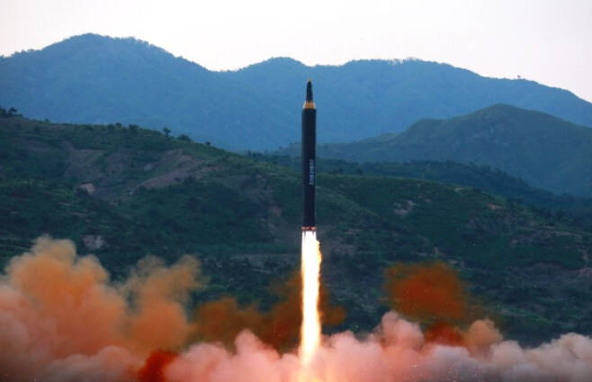 북한이 2017년 시험발사한 화성-12형 탄도미사일. 연합뉴스