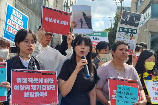 ▲5일 서울 용산구 주한이란이슬람공화국대사관 앞에서 열린 '이란 히잡 관련 시위 한국시민사회단체 지지 기자회견', 발언하고 있는 아이샤 씨 ⓒ프레시안(한예섭)