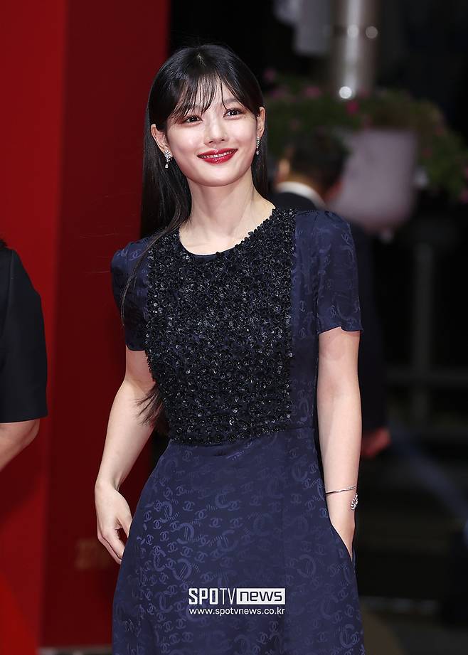 The 27th Pusan ​​International Film Festival opening ceremony Red Carpet was held at the Udong Film Hall in Busan on the afternoon of the 5th. Actor Kim Yoo-jung poses.