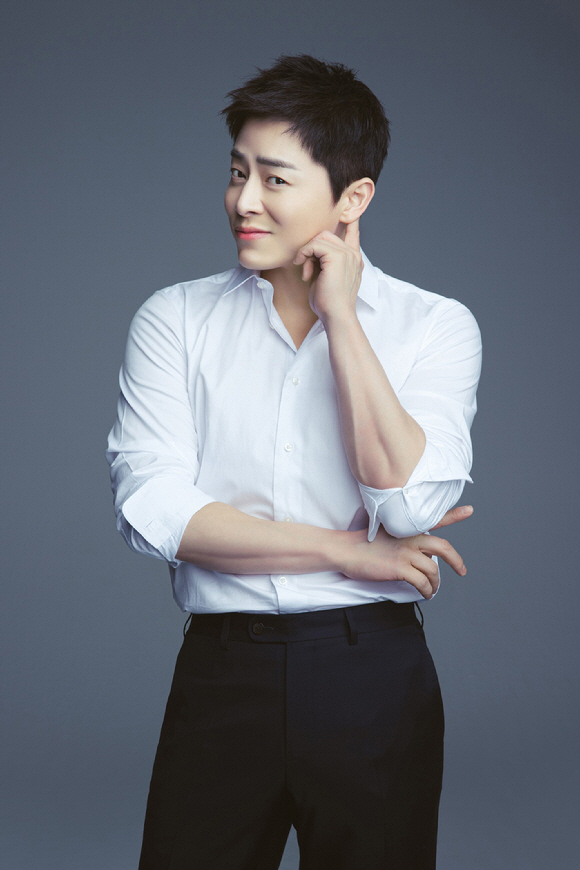 Actor Jo Jung-suk has strongly denied the alleged Affair with Golf.Jam Entertainment, a subsidiary company, said on June 6, The false fact that Jo Jung-suk has a relationship with Wolf player is spreading indiscriminately to various communities and SNS.The absurd Chirashi contents are all clear false facts. Jo Jung-suk has no personal relationship with any female Golf player as well as a one-sided relationship.We will strongly respond to malicious acts that undermine the honor of our actor. Recently, a media reported that A, a star couple husband, started living with a female Golf player B and began living together, and his wife C warned him.Jo Jung-suk - Spider, Rain - Kim Tae-hee and other star couples were mentioned.The following is Jo Jung-suks admission.Hi!Jam Entertainment.We have confirmed that the false fact that Actor Jo Jung-suk has more than acquainted with Golf player is being circulated in various communities and SNS.The absurd details of Chirashi are all obvious false facts, and we and Actor are just absurd about the false fact that they are related to people who do not have a single face, and furthermore, the various speculations are expanding as if they are true.Jo Jung-suk Actor has no personal relationship with any female Golf player, nor even a single-faced relationship.We ask that we stop the spread and reproduction of indiscriminate speculation and false facts, and we will strongly respond to malicious acts that undermine the reputation of our actor through continuous monitoringWe did not respond to the first discovery of Chirashi and the ridiculous assumption, but we want to respond with strong legal action to the deplorable reality that spreads indiscretely on Online over time.
