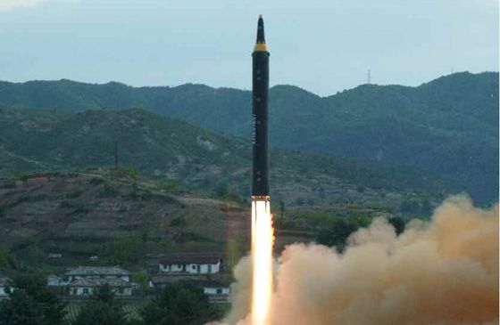 북한의 지대지 중장거리 미사일(IRBM) '화성-12형'. /뉴스1
