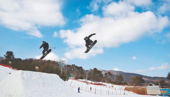 주요 스키장이 시즌권 판매를 시작했다. 국내 첫 코로나 확진자가 나온 뒤 네 번째 맞는 겨울, 각종 방역지침이 완화되면서 스키장도 활기를 띨 것으로 보인다. 휘닉스평창에서 스노보드를 타는 사람들. 중앙포토