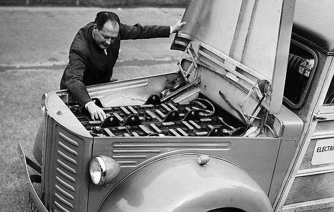 1948년 한 남성이 자신의 전기차를 검사하고 있다. 게티이미지