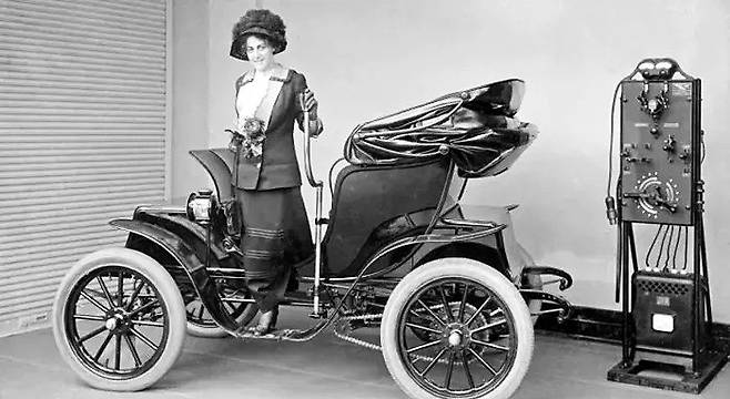 전기차 충전소에서 자신의 차를 충전하는 여성. 출처 Schenectady Museum