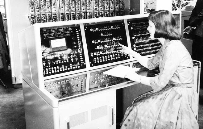 1958년 한 여성이 홀리스 범용 전자컴퓨터를 시험해 보고 있다. 게티이미지