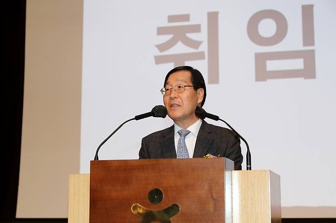 김장실 신임 한국관광공사 사장의 머쓱하면서도 매우 신속한 취임식