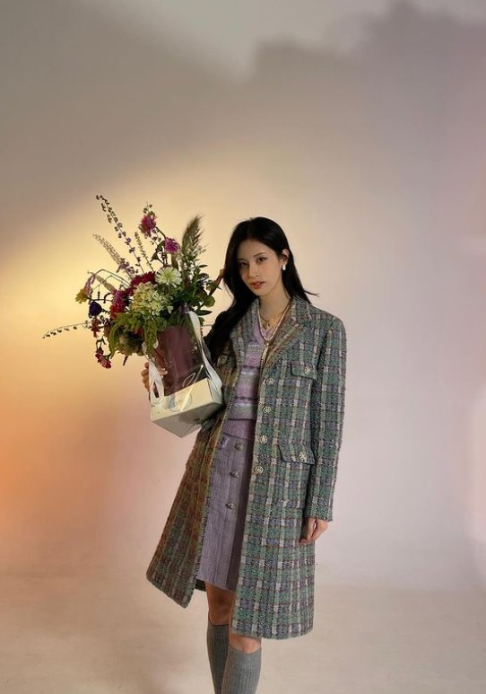 Seohyun released four photos on his instagram on the 6th with the phrase Thank you for the beautiful flowers, beautiful.The photo showed Seohyun staring at the camera with a vase of flowers with his long hair loosened. The beauty of the netizen was more beautiful than the flower.The netizens who saw this said, Im sorry, who is the flower? The end of the blue moon. Wow, is it prettier than flowers?, and the atmosphere was crazy, and Seohyun, who is more beautiful than flowers, is beautiful.On the other hand, Seohyun appeared with Girls Generation members in JTBC entertainment program Source Tam which last month and received a lot of love.
