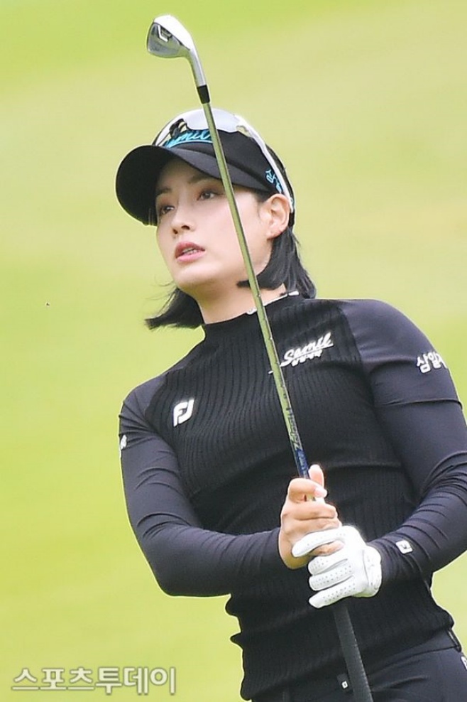 Golfer Gyeol Park, on the back of his pretty looks...Rain and Kim Tae-hee and Jo Jung-suk hit by lust(You) are bad people, says a celebrity who was unjustly dragged out of a scandal.Pro golfer Gyeol Park, who suddenly came out of the street of a scandal, jumped and immediately explained through SNS that he was framed.Recently, it has been reported that star A, who has a variety of talents such as acting, singing, and dancing through groundless rumor, online, has entered into an Affair relationship with beauty golfer B.On the 6th, a female magazine reported this, and of course, the high-level estimate of AB identity asked the tail to tail.The point is that A does all the acting, singing, and dancing, and immediately the names of male entertainers who acted as actors and singers were presented indiscriminately.If you replace three things with a job, you are an actor or a singer, and here is a trap.Recently, entertainers from various industries such as musical actors, idols, and comedians freely come and go auditions, songs, stages, and works apart from their main business.Money, appearance, fame, all-in-one Did the public sentiment work for a timely time?The momentum of rumors is uncontrollable: if a credible document or video is generated at least once, it will be the eye of a typhoon that makes false facts a fact.It is natural that many agencies who know this will go straight to legal action when there is a negative article about the artist even once.Rains agency also denied that it is not true, but that it should be maintained as a person and human rights before being an entertainer.The word thousands means to reveal truth and position with a strong light, and other duality means the command of heaven.Instinctively, he is interpreted as adopting this appealing sense of vocabulary in the sense that he is not ashamed of the point of looking up to the sky.His wife, actor Kim Tae-hee, also reigned as a symbolic beauty entertainer who wrinkled the Republic of Korea.Rains scandalous happening is the result of a kind of jealousy toward Kim Tae-hee, who seems to have everything from beauty, intelligence, wealth, good husband and child.The 1% public sentiment that wants to see the small misfortune of a celebrity has resulted in this situation.Jo Jung-suk, who became the main character of Affair because he was good at acting and singing along with Rain, also denied Furious and denied this incident.He and his wife, Spider, are now raising infants and toddlers.This groundless rumor has also hurt the image of these couples, who are known to be warm and human in the entertainment industry, and has become a personal injury.Of course, many of the most beautiful professional golfers are also suffering from the damage, such as Gyeol Park, who has created a topic that resembles Kim Tae-hee.He was told that he usually resembled a top Korean beauty actor, who was summoned without grounds to Kim Tae-hees husbands Affair for only the reason of appearance.But there is no reason or reason for the absurd assumption that I would have had an affair with a woman who resembles a wife and appearance.Gyeol Park pointed to those who spread rumors that they dont know the number, saying, Its ridiculous.There are many luxuries that are now imagining and writing novels with words and fingers.But when the fantasy points to a reality, the target and the people around it are bloodshed with an irreversible knife.Peoples curiosity is directed at celebrities, and gossip is part of the entertainment department.But when groundless rumor becomes a real article or video news, people even mistake false facts for the truth.If the frogs are killed by the stones thrown inadvertently, who is responsible for the disaster?