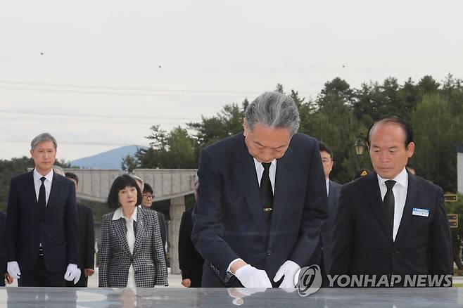 5·18민주묘지서 참배하는 하토야마 전 총리 (광주=연합뉴스) 차지욱 기자 = 하토야마 유키오(鳩山由紀夫) 전 일본 총리가 6일 오후 국립5·18민주묘지를 방문해 참배하고 있다. 2022.10.6 uk@yna.co.kr